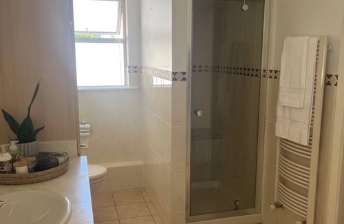 Saint Andrew Apartamento | Elegant studio and tranquil pool, central location.