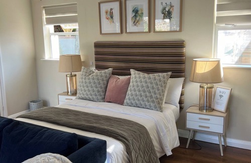 Saint Andrew Apartamento | Elegant studio and tranquil pool, central location.