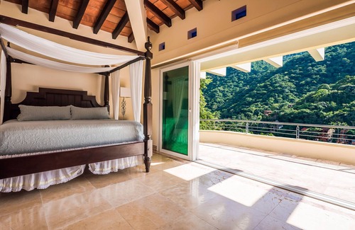 Boca de Tomatlán Villa | Elegant Suite With Beach View