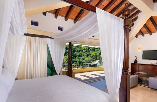 Boca de Tomatlán Villa | Elegant Suite With Beach View