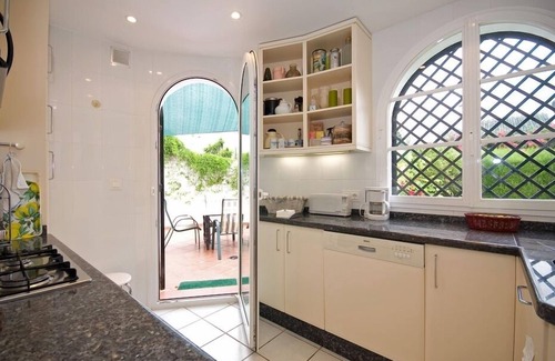 Nueva Andalucia Villa | CHALET ELEGANTE CON PISCINA BONITA EN PRIMERA LINEA DE GOLF DE MARBELLA