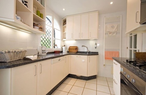 Nueva Andalucia Villa | CHALET ELEGANTE CON PISCINA BONITA EN PRIMERA LINEA DE GOLF DE MARBELLA