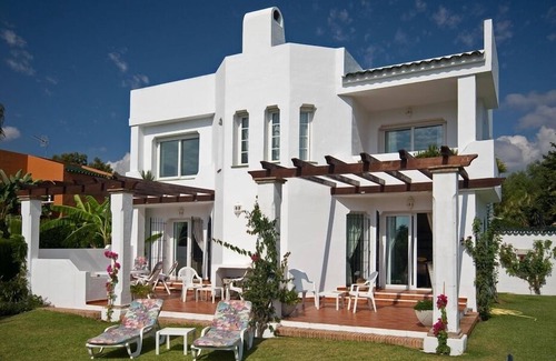 Nueva Andalucia Villa | CHALET ELEGANTE CON PISCINA BONITA EN PRIMERA LINEA DE GOLF DE MARBELLA