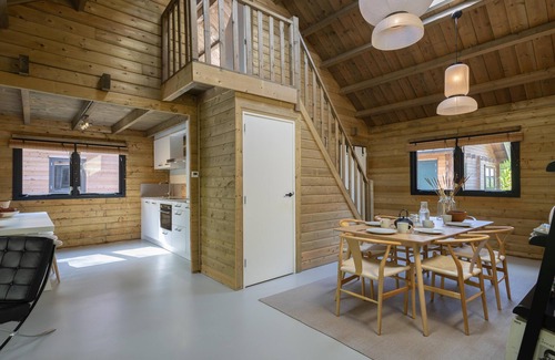 Zon en Schild Casa | Elegant wooden house on the edge of the forest