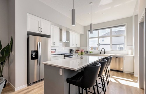 Calgary Casa | Elite 10-Bed Retreat - Hot Tub |AC| Fenced Yard | Parking | 2 Kitchens