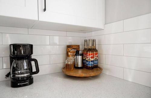 Calgary Casa | Elite 10-Bed Retreat - Hot Tub |AC| Fenced Yard | Parking | 2 Kitchens