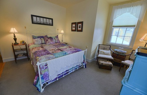 Canandaigua Cama Y Desayuno | Elizabeth's Retreat-Diseñador-Queen-Baño privado con ducha-Vista al Jardín