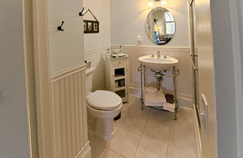 Canandaigua Cama Y Desayuno | Elizabeth's Retreat-Diseñador-Queen-Baño privado con ducha-Vista al Jardín