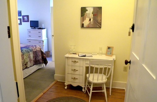 Canandaigua Cama Y Desayuno | Elizabeth's Retreat-Diseñador-Queen-Baño privado con ducha-Vista al Jardín