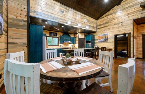 Bouvet Island Cabina | Elkhorn on the Creek-Rustic Gem on the Creek. Pet Friendly!