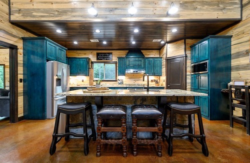 Bouvet Island Cabina | Elkhorn on the Creek-Rustic Gem on the Creek. Pet Friendly!
