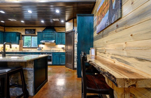 Bouvet Island Cabina | Elkhorn on the Creek-Rustic Gem on the Creek. Pet Friendly!
