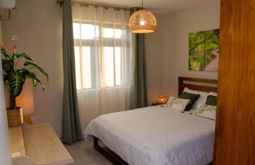 Candos Apartamento | Ellara Escapes - Modern 1-Bedroom Apartment with Hill View - Sodnac, Quatre Bornes
