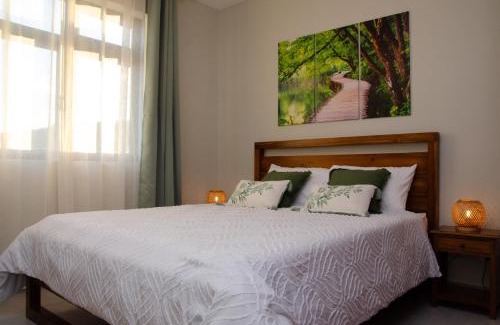 Candos Apartamento | Ellara Escapes - Modern 1-Bedroom Apartment with Hill View - Sodnac, Quatre Bornes
