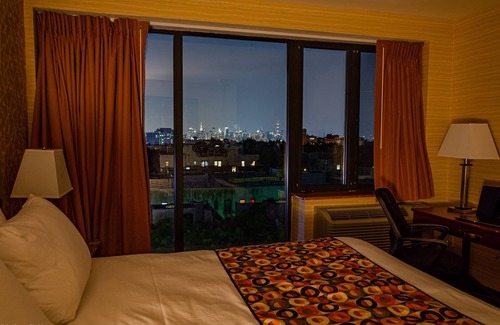 Queens Hotel | Elmhurst Hotel