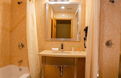 Queens Hotel | Elmhurst Hotel