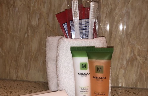 Queens Hotel | Elmhurst Hotel