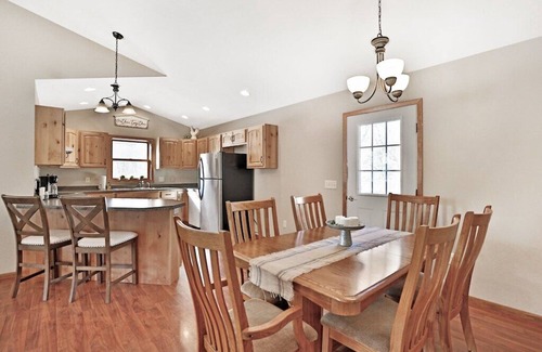 St Croix Falls Casa | Elroy's Place, rodeado de 980 acres privados de la propiedad de Big Rock Creek