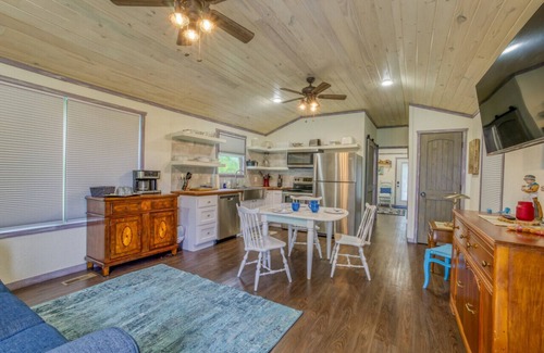Rogersville Cabina | Elsie Mae's Place - Peaceful Acres