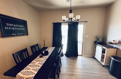 Las Cruces Casa | Elvis’s Cozy Casa- Charming 3 bedroom,2 bathroom home w/ Mountain views