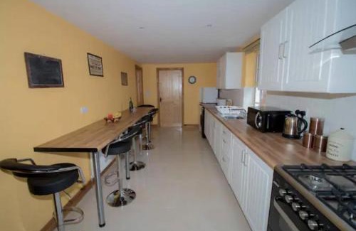 Emly Casa | Emly - Cottage - Sleeps 6 - Parking - Garden