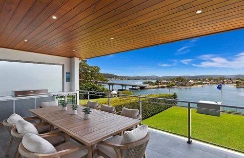 Daleys Point Casa | EMPIRE - A MAJESTIC HOME ON ABSOLUTE DEEP WATERFRONT