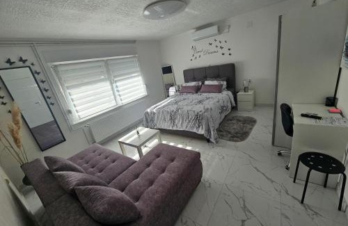 Karlovac Apartamento | ENA 1 & 2 -BIG FREE PRIVAT parking - boats vans combi truck etc -cca 2000m2