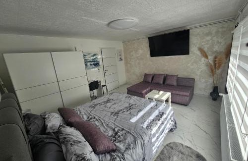 Karlovac Apartamento | ENA 1 & 2 -BIG FREE PRIVAT parking - boats vans combi truck etc -cca 2000m2