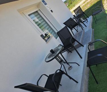 Karlovac Apartamento | ENA 1 & 2 -BIG FREE PRIVAT parking - boats vans combi truck etc -cca 2000m2