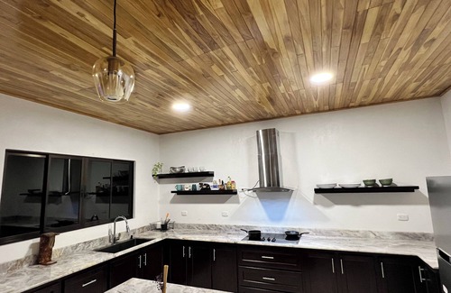 Curridabat Chalet De Esquí | Enchanting 3-bedroom mountain chalet WiFi AC. . Beautiful sunset views Hot Tub!