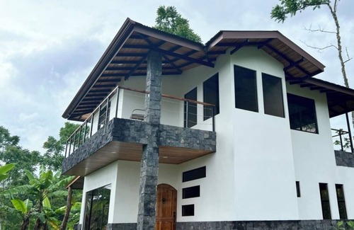 Curridabat Chalet De Esquí | Enchanting 3-bedroom mountain chalet WiFi AC. . Beautiful sunset views Hot Tub!