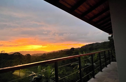 Curridabat Chalet De Esquí | Enchanting 3-bedroom mountain chalet WiFi AC. . Beautiful sunset views Hot Tub!