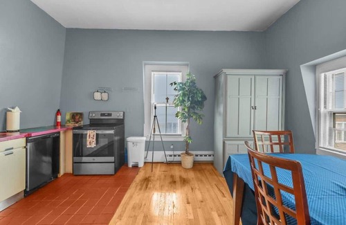 Hartford Apartamento | Enchanting 3BR Near Downtown Hartford Cozy & Modern with Parking