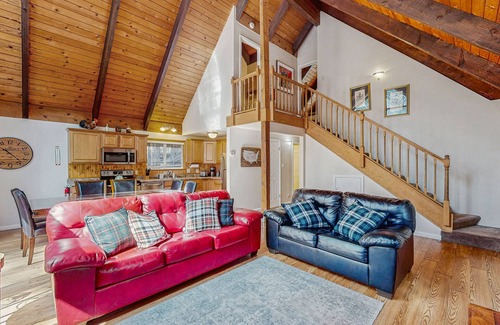 Pioneer Trail Chalet De Esquí | Encantador chalet alpino con estufa de leña, mucho espacio y una ubicación privilegiada.