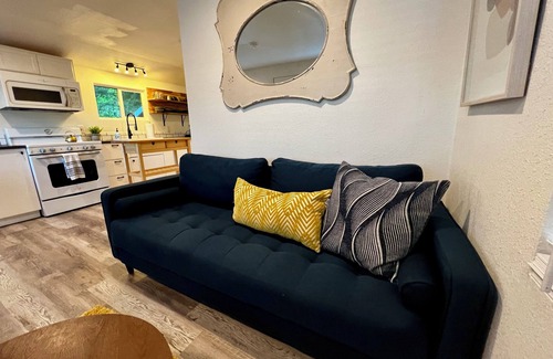 California Wine Country Cabaña | Enchanting Creekside Retreat: Your Downtown Oasis