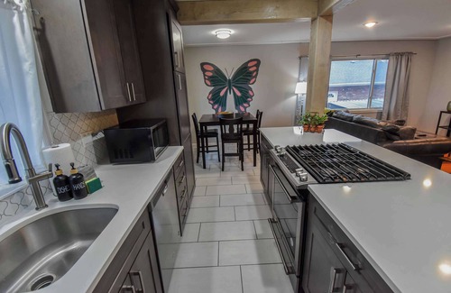 Southeast Casa | Enchanting Upper Unit with City Charm