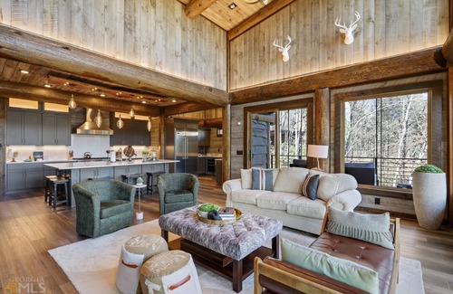 Epworth Cabina | Enjoy a Luxe Riverfront Retreat at Miracle Creek