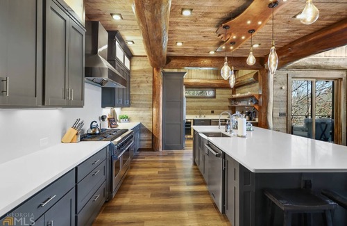 Epworth Cabina | Enjoy a Luxe Riverfront Retreat at Miracle Creek