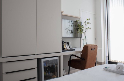 Voorthuizen Hotel | Enjoy a luxury family room for 4 people at De Boshoek Recreation Park, located in the heart of the Veluwe. Comfort, nature, and tranquility await!