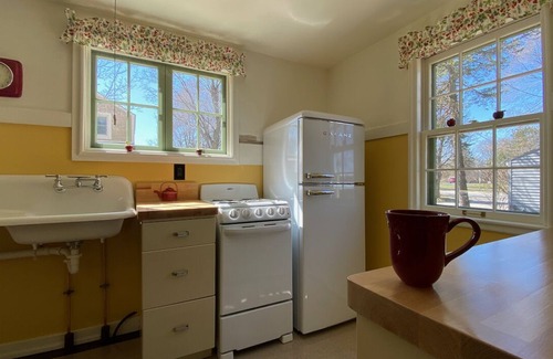 Greendale Casa | Enjoy a stay in Greendale, WI a National Historic Landmark!