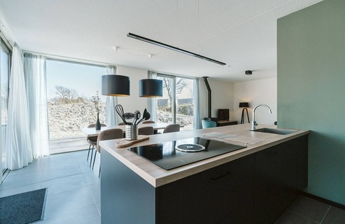 Ouddorp Complejo | Enjoy all the extras of this vacation home, such as the wood-burning fireplace, wine refrigerator, and sun shower