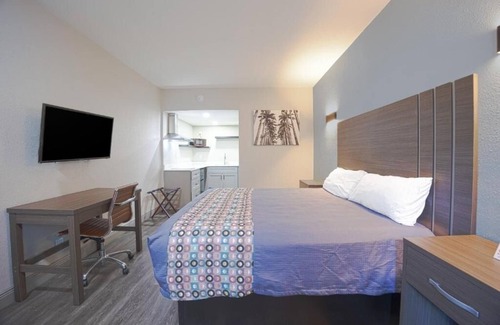 Le Barons Of Titusville Hotel | Enjoy Kitchenette Room Near Kennedy Center, Parking Available