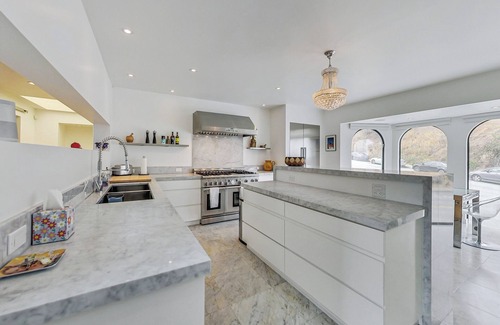 Eureka Valley Casa | Enjoy luxury-level living in San Francisco, in this spacious, comfortable house with modern appointments, free street parking and gorgeous views.