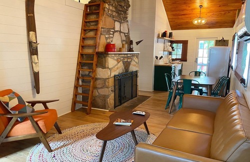 Camdenton Cabina | Enjoy the Quiet Side of the Lake With Resort Amenities + Pool.