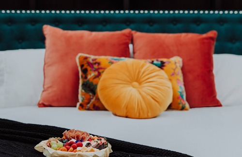 Fennville Alquiler De RV | Enjoy the simplicity and elegance of a cozy bedroom in the woods.