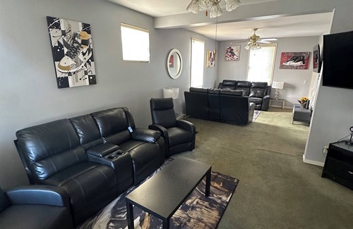 West Price Hill Casa | Enjoy this cozy 3-bedroom, 7-bed home near Cincinnati's arenas and attractions.