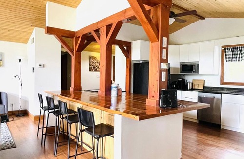 Victoria Road Cabaña | Enjoy time at this waterfront four season cottage