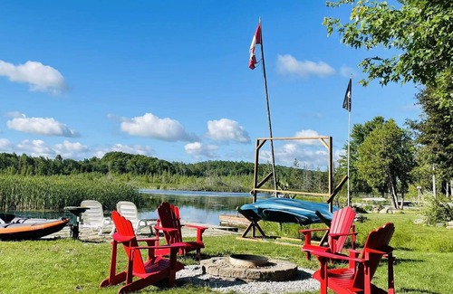 Victoria Road Cabaña | Enjoy time at this waterfront four season cottage