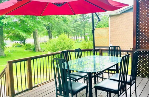 Victoria Road Cabaña | Enjoy time at this waterfront four season cottage