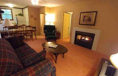 Cullowhee Cabina | Disfrute viendo los caballos vagan por su porche delantero